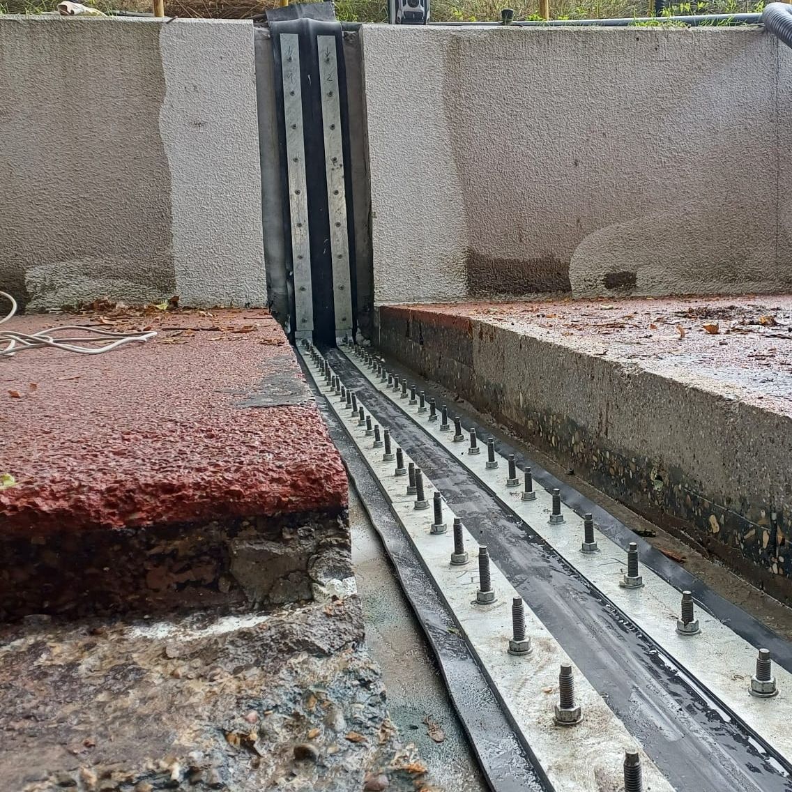Schrumpf Tricomer LF 320 dicht de dilatatievoeg van de fietstunnel Veenkampen in Assen af.